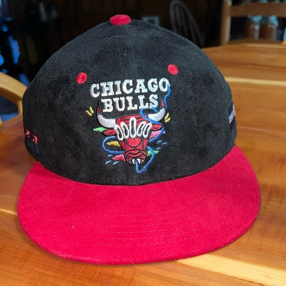 CHICAGO BULLS Artist Series Hat 2023-24 Julia Franco Jud Buechler Autographed